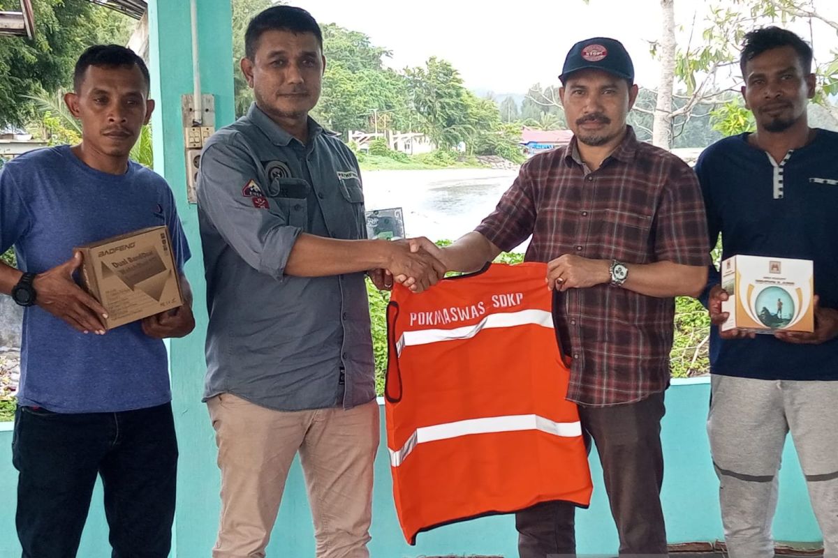 Tingkatkan pengawasan, DKP Aceh berikan alat pengawas untuk Pokmaswas Aceh Jaya