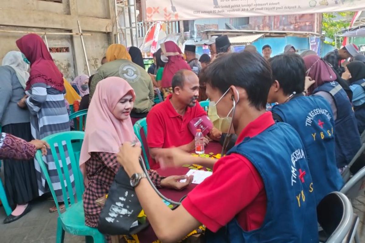 Ponpes Tahsinul Akhlaq dan Djarum beri pelayanan medis bagi warga Surabaya