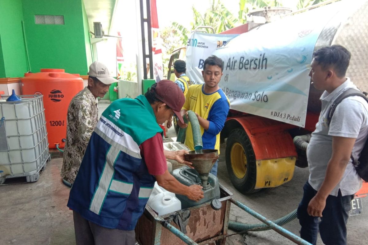 Jasa Tirta I salurkan air bersih ke warga Lamongan dan Ngawi