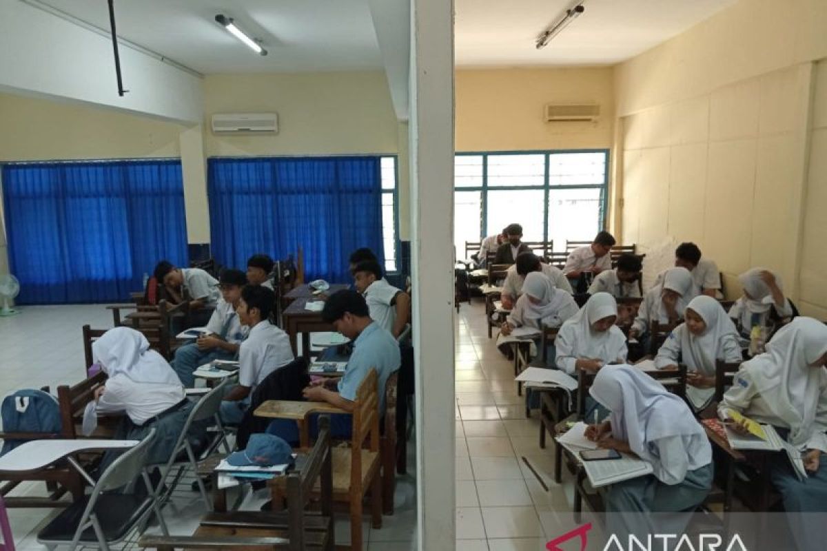 Siswa SMK di Surabaya mengungsi belajar akibat adanya sengketa