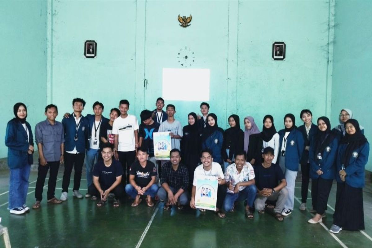 KKN Tim II Undip sosialisasi kesehatan reproduksi remaja Desa Gondo