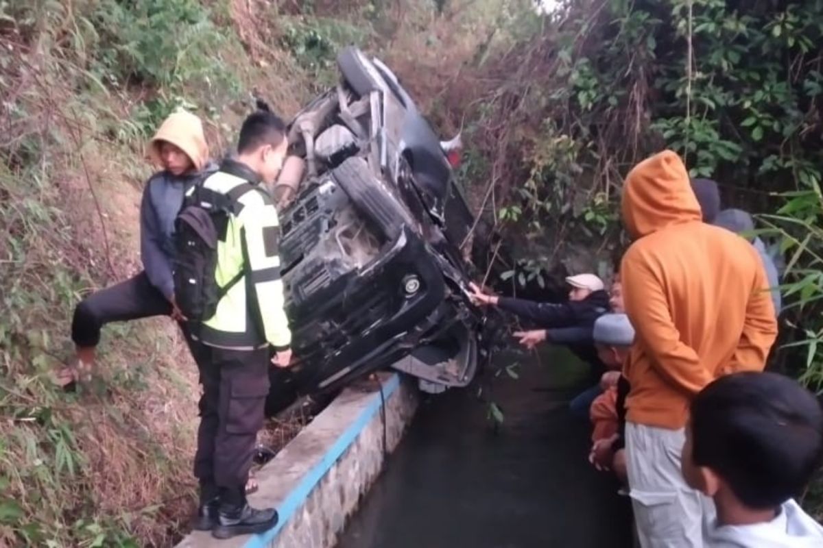 Mobil masuk jurang akibatkan tujuh orang luka