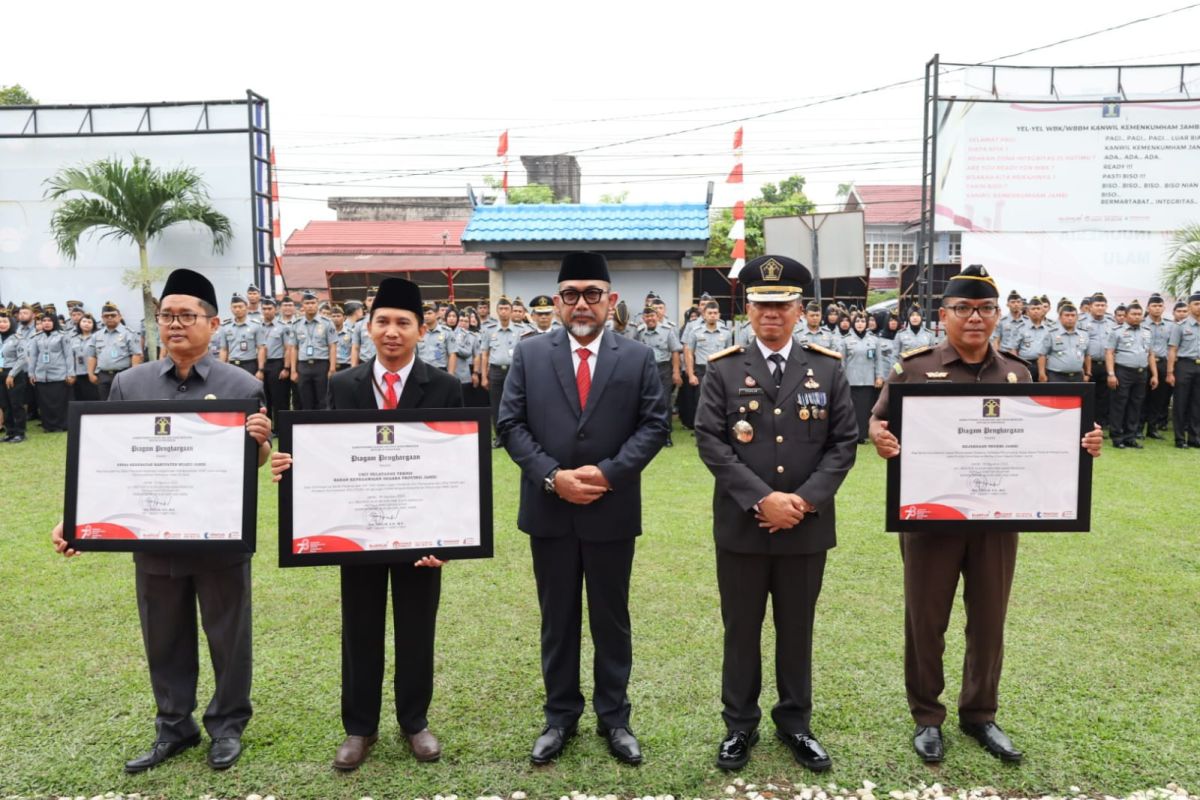 Sekdaprov Jambi bacakan pesan menteri pada upacara hari Kemenkumham ke-78