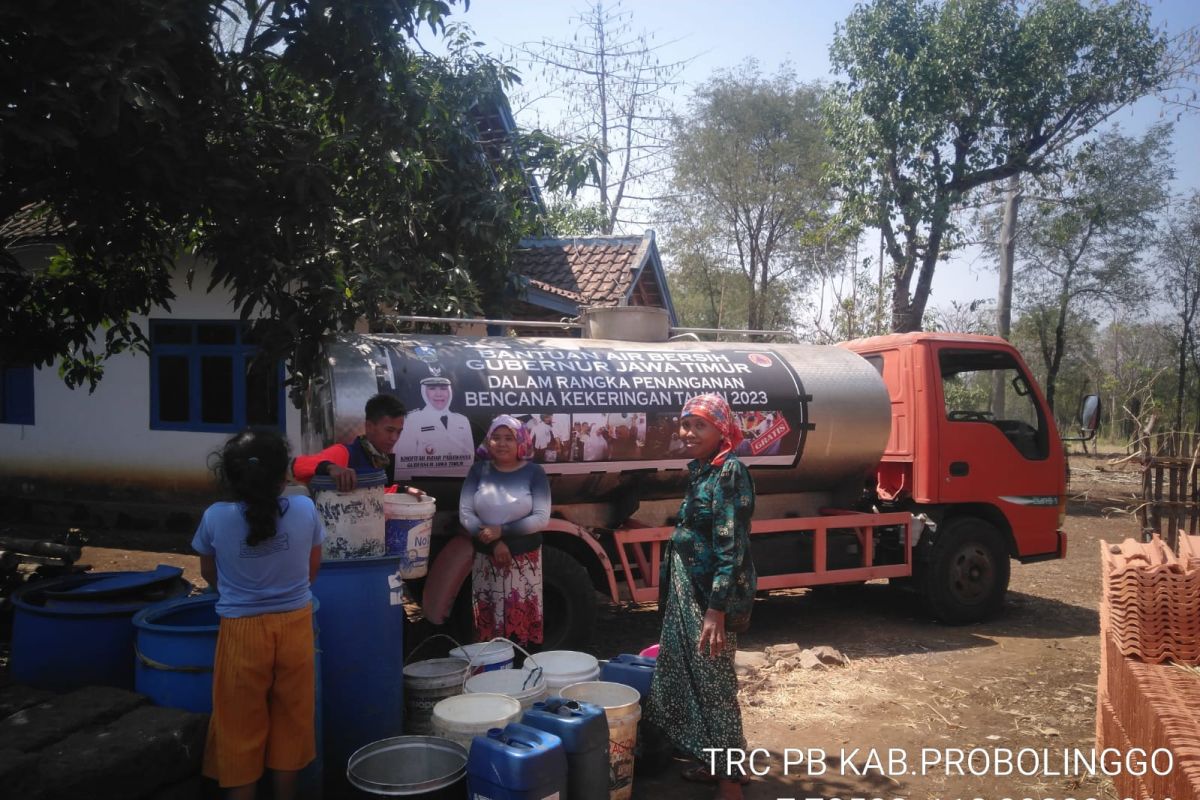 BPBD Probolinggo bagikan air bersih ke beberapa desa kekeringan