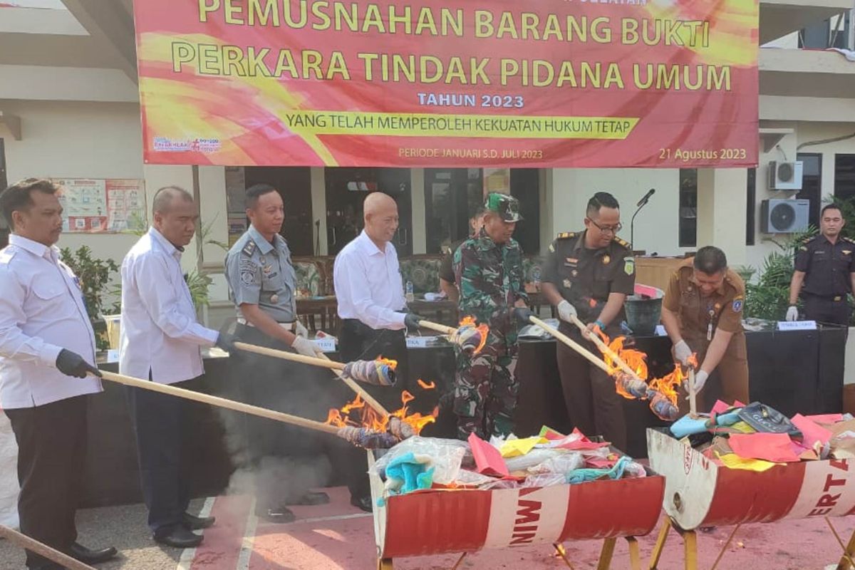 Kejari HSS musnahkan barang bukti dari ratusan  perkara inkrah