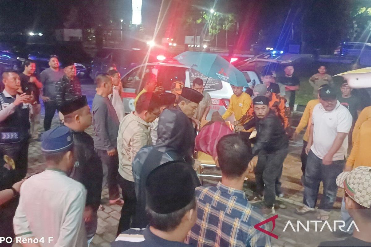 Dinanti hingga tengah malam Bupati dan Ketua DPRD Labura lepas jenazah almarhum Sonang