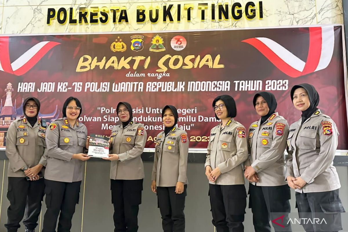 Tujuh polwan Polda NTB mengikuti Tapak Tilas di Bukittinggi