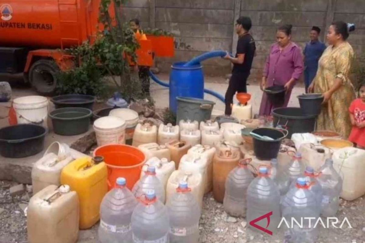 BPBD Bekasi salurkan air bersih ke 1.050 keluarga terdampak kekeringan