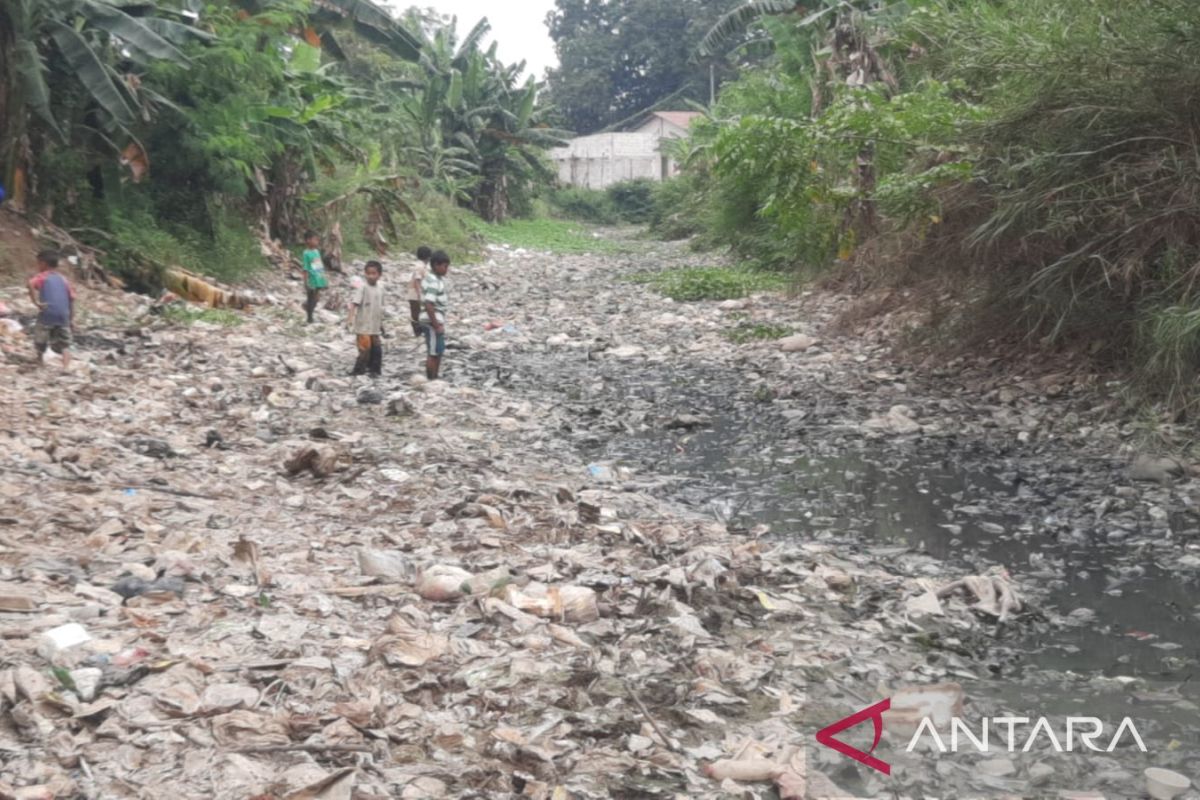 Masyarakat bangun bendungan alternatif cegah sawah kekeringan di Bekasi