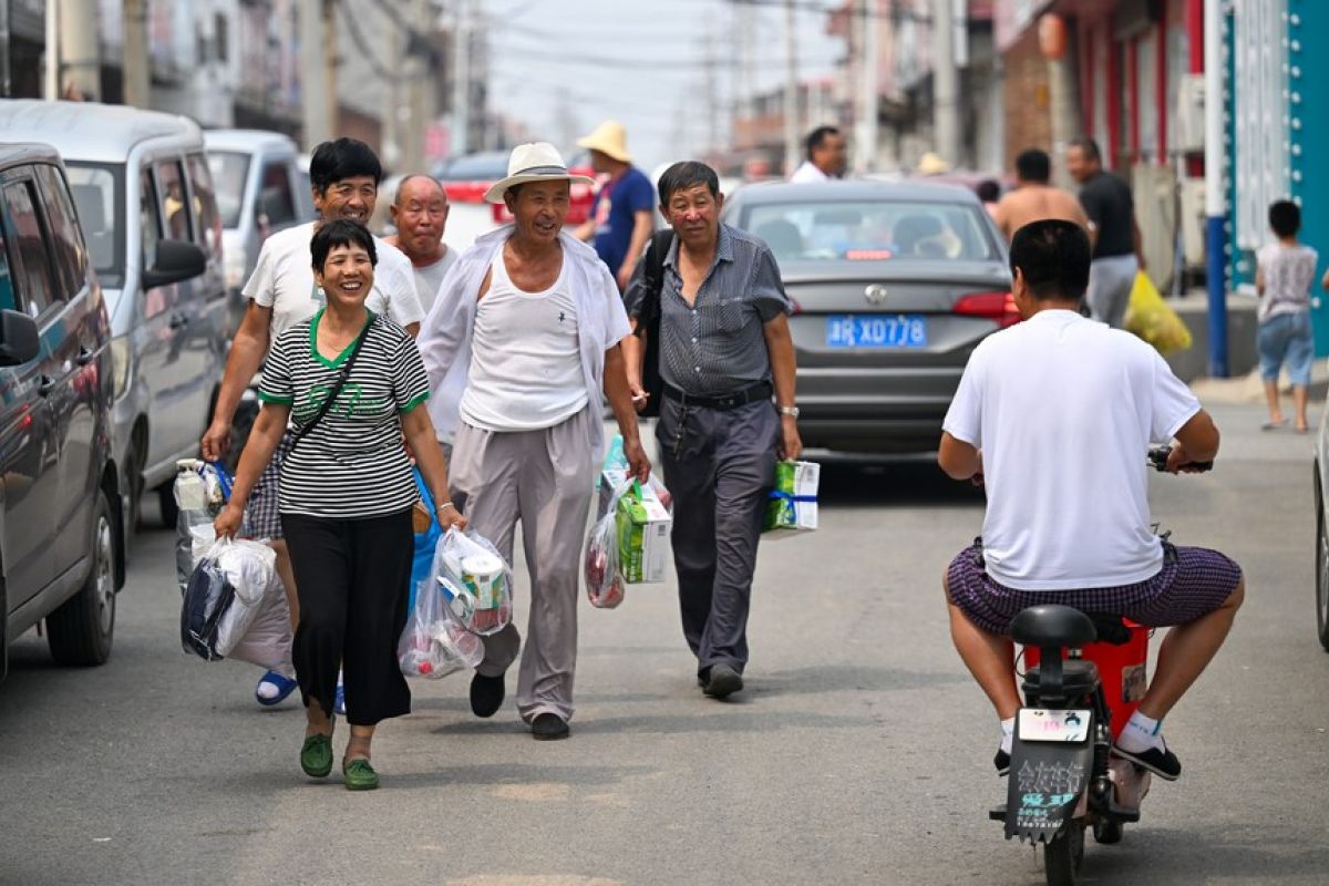 Penduduk desa kembali ke rumah seiring surutnya banjir di Tianjin