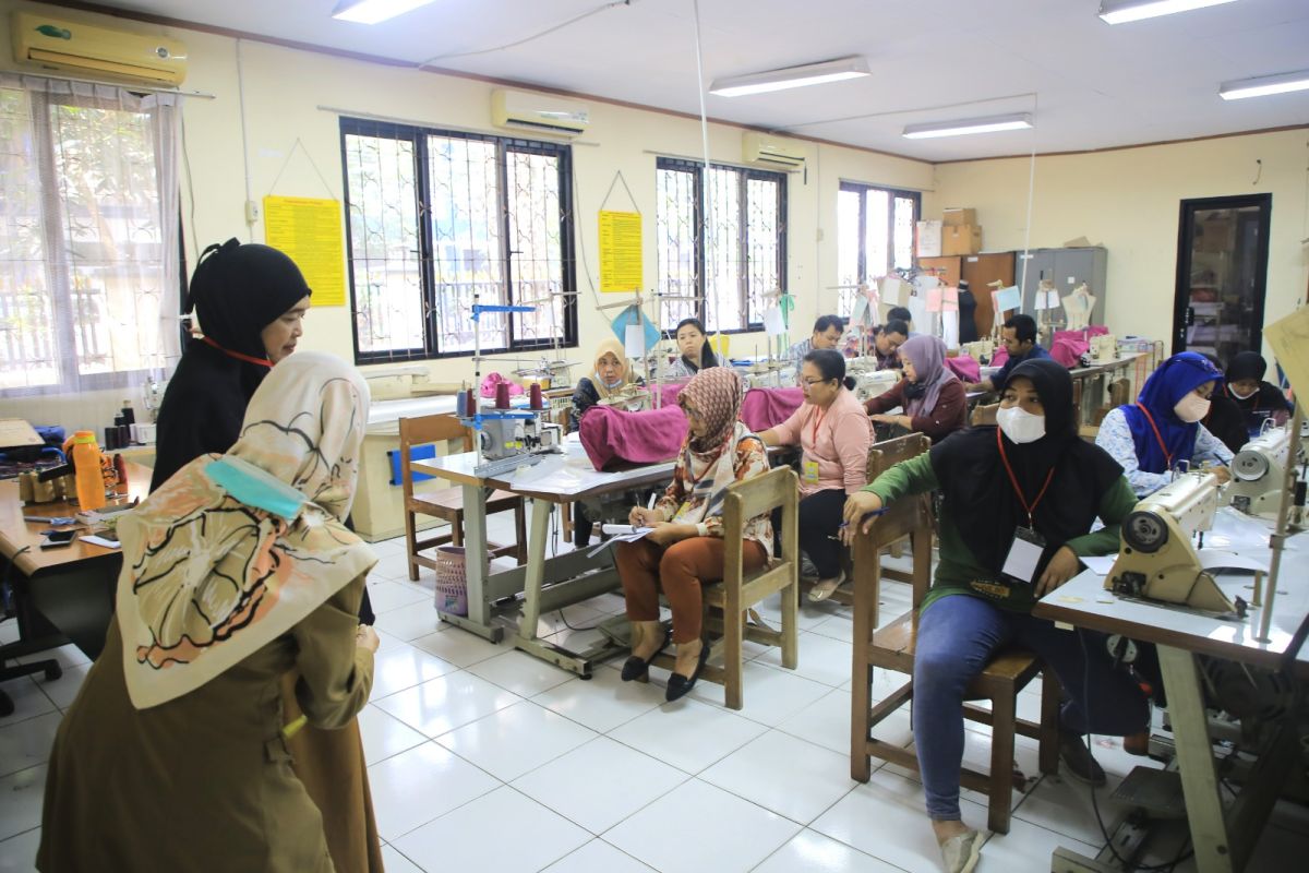Bantu warga agar trampil menjahit dan memasak, Pemkot Tangerang gandeng SMKN 3