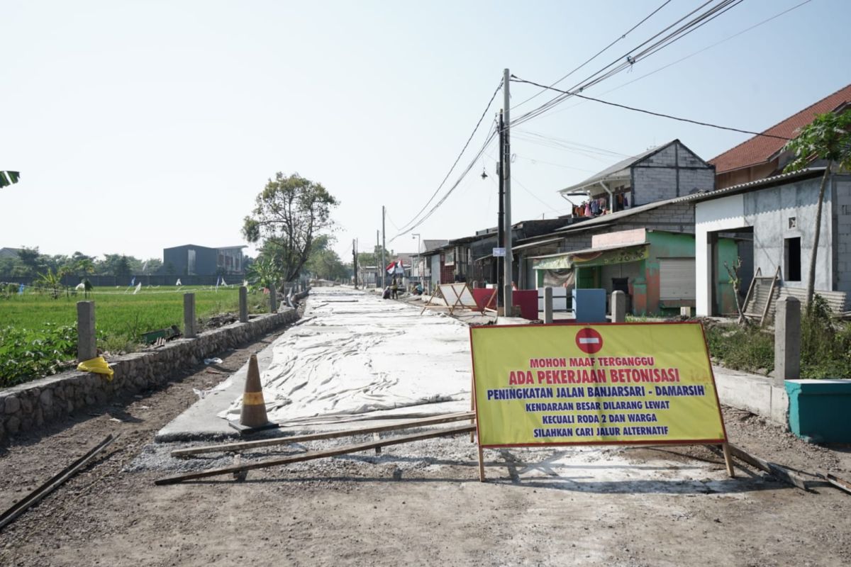 Pemkab Sidoarjo betonisasi di ruas Jalan Banjarsari-Damarsi