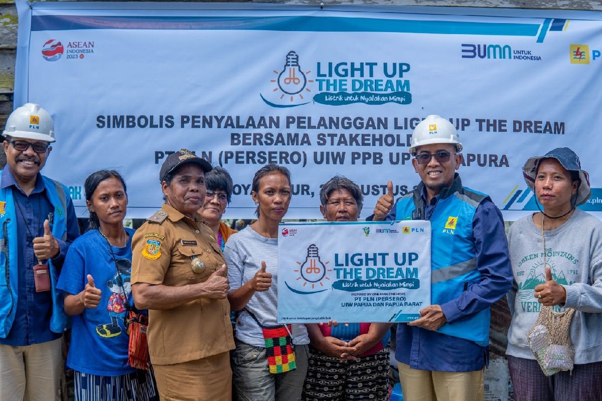 PLN membantu 1.819 keluarga di Papua nikmati listrik gratis