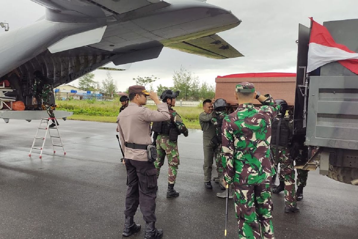 Jenazah Marinir korban  penembakan KKB dievakuasi melalui Sorong