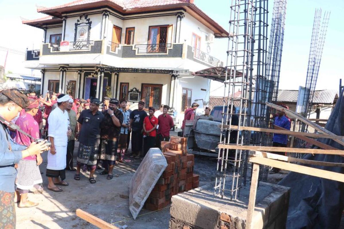 Pj Bupati Buleleng salurkan bantuan pembangunan kantor desa Selat