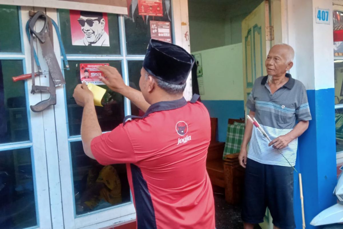 Banteng Jogja bagikan bunga mawar, tanda cinta PDIP dan salam dari Ganjar