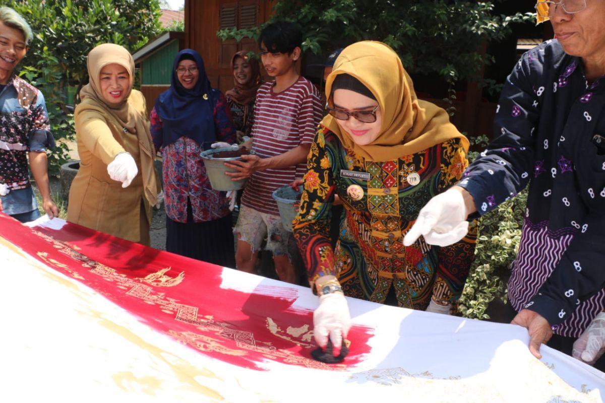 Dekranasda Kulon Progo menciptakan batik merah putih sepanjang 78 meter