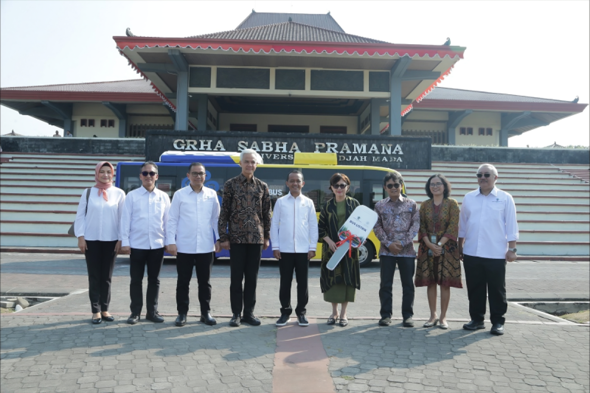 Minister provides two electric buses to Gadjah Mada University