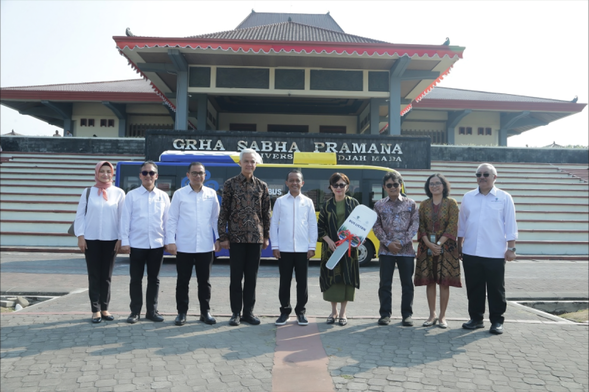 Bahlil Lahadalia hibahkan dua unit bus listrik kepada UGM