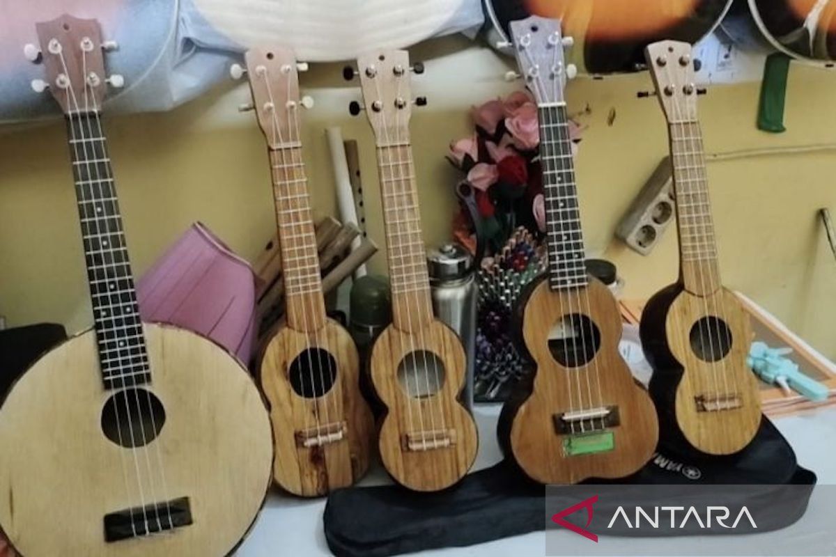 Perajin di Ambon buat alat musik jukulele dari batok kelapa