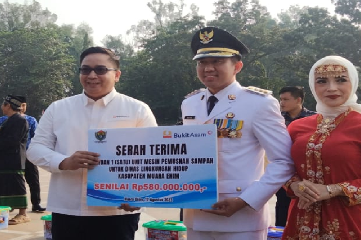 PTBA serahkan truk pengangkut dan mesin pemusnah sampah untuk Muara Enim