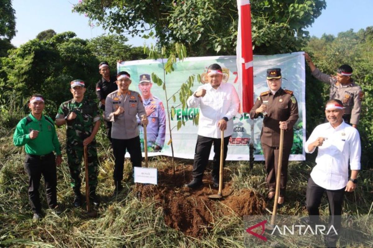 Kapolres Tapsel dan Forkopimda kompak tanam seribuan pohon