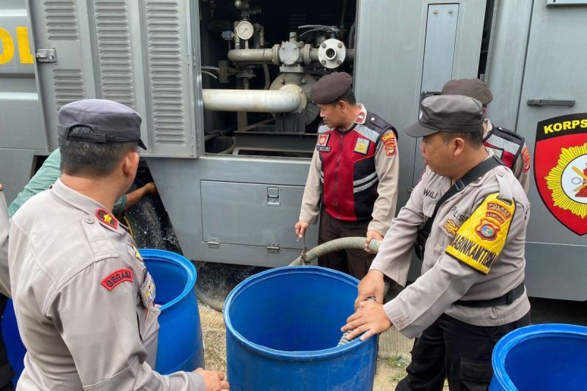 Polres Lampung Barat salurkan air bersih untuk warga