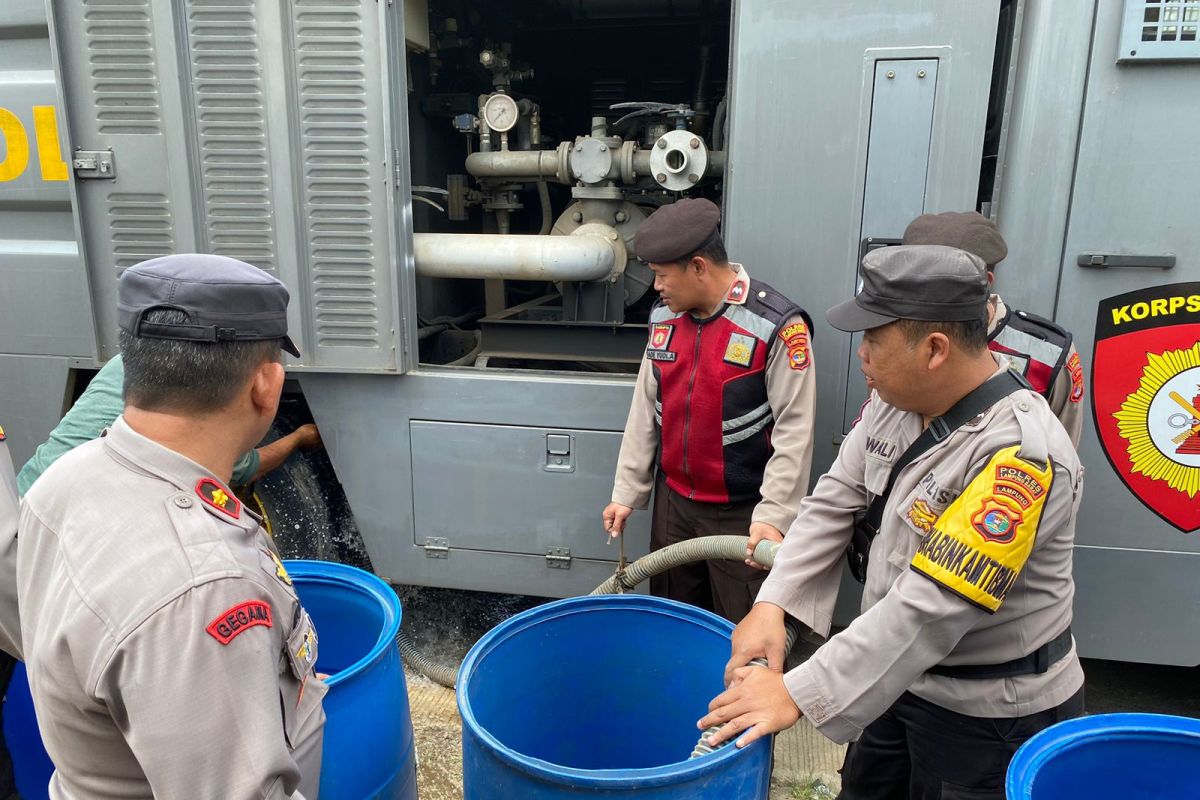 Polres Lampung Barat salurkan air bersih untuk warga terdampak kemarau