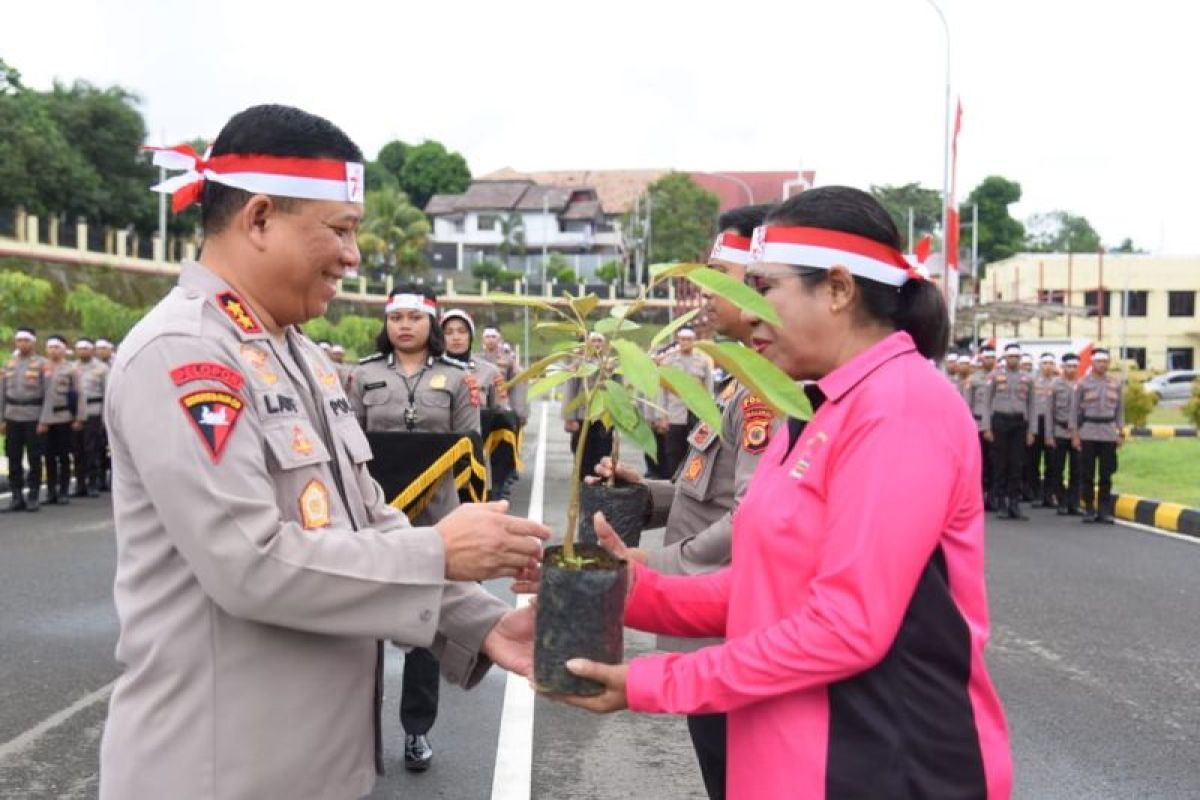 Polda Maluku tanam 1.000 anakan pohon hijaukan wilayah tandus