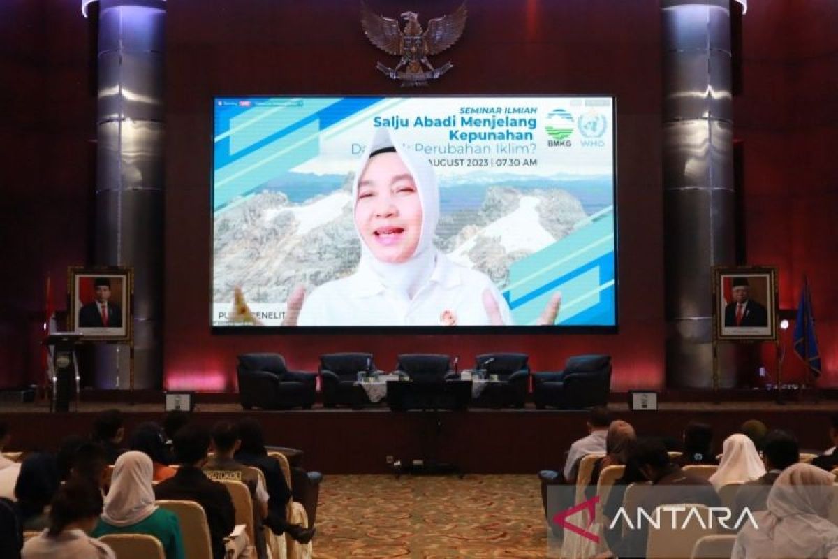 Sepekan, es abadi Puncak Jaya mencair hingga uji coba atom