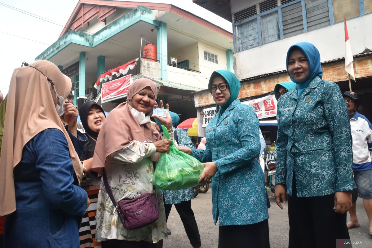 TP PKK Kalbar gelar pasar murah untuk tekan inflasi daerah