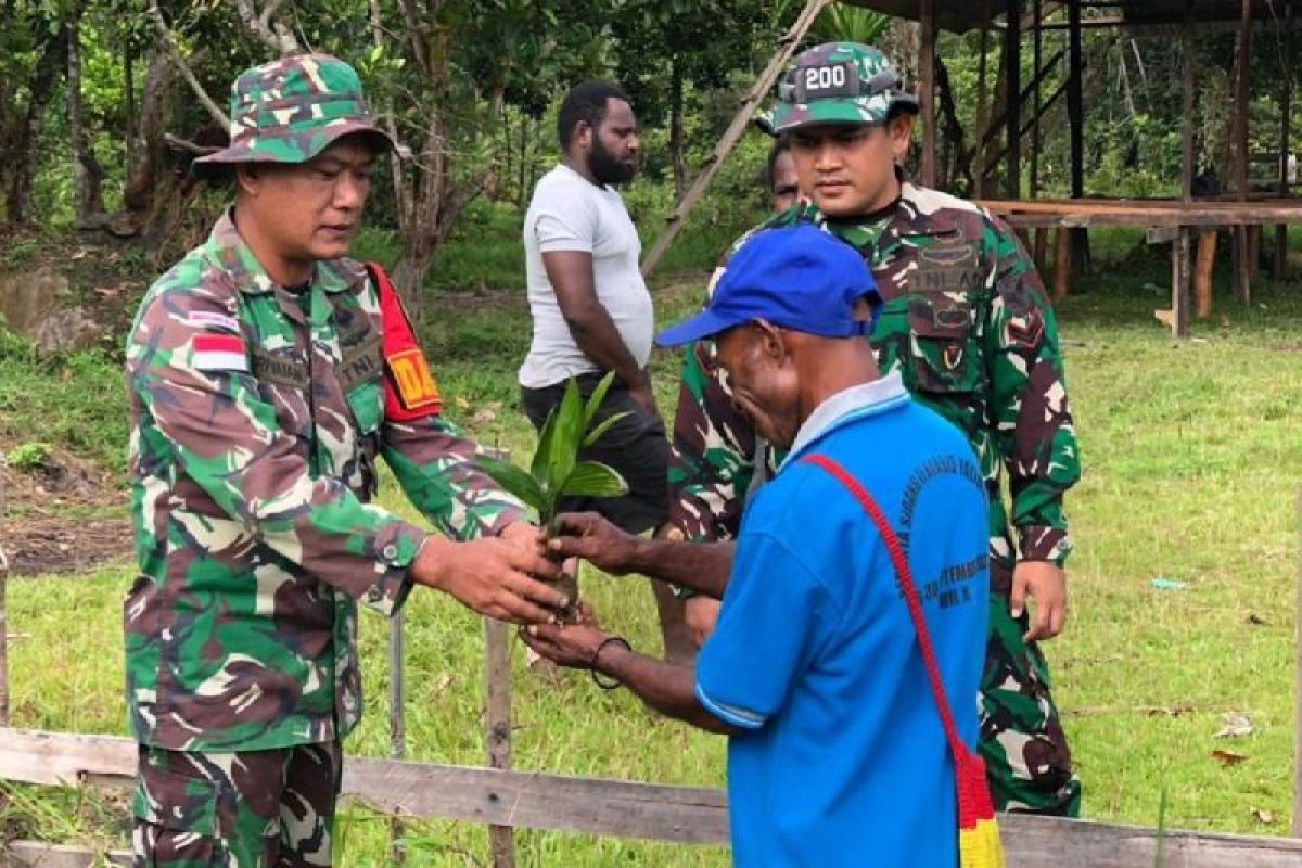 Satgas Yonif Raider 200/BN membagi bibit pinang ke warga Benawa Yalimo