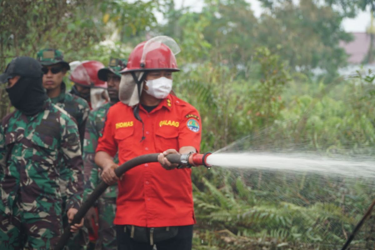 W Kalimantan: Ministry conducts water bombing to control land fires