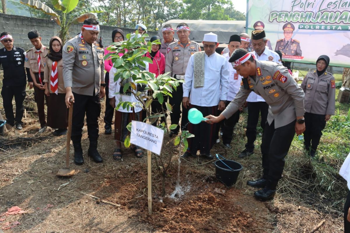 Bantu perbaiki kualitas udara, Polresta Tangerang tanam ribuan pohon