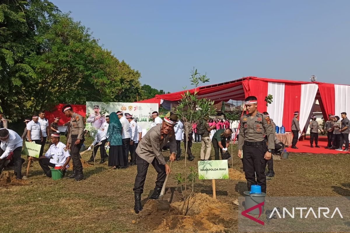 Polda Riau tanam 45.233 di seluruh daerah