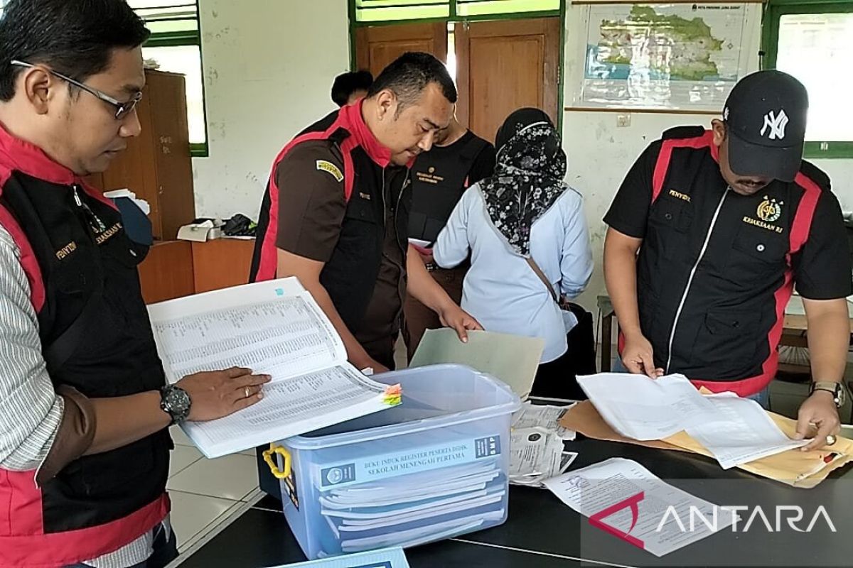Kejari Sukabumi geledah SMP Asy-Syahadatan Kabandungan terkait kasus korupsi BOS