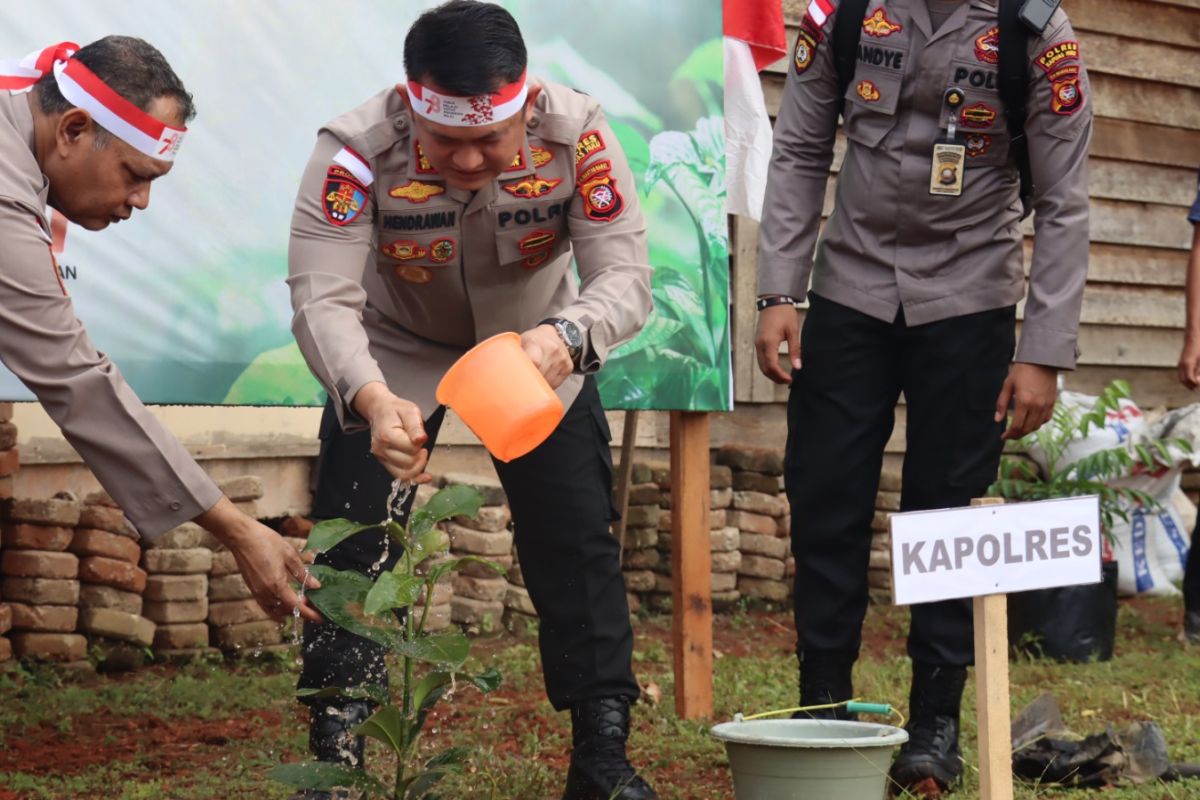 Polres Kapuas Hulu gelar penghijauan tanam 1.020 pohon