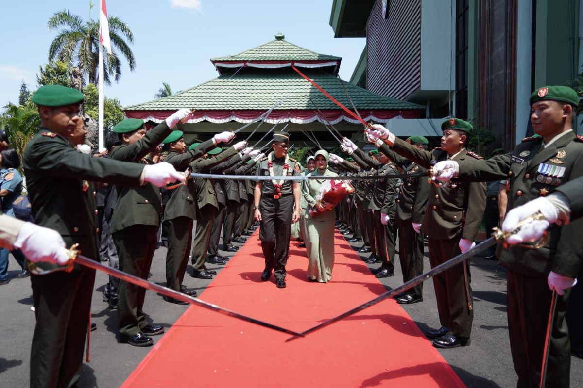 Mayjen TNI Harfendi diterima secara resmi oleh warga Kodam IX/Udayana