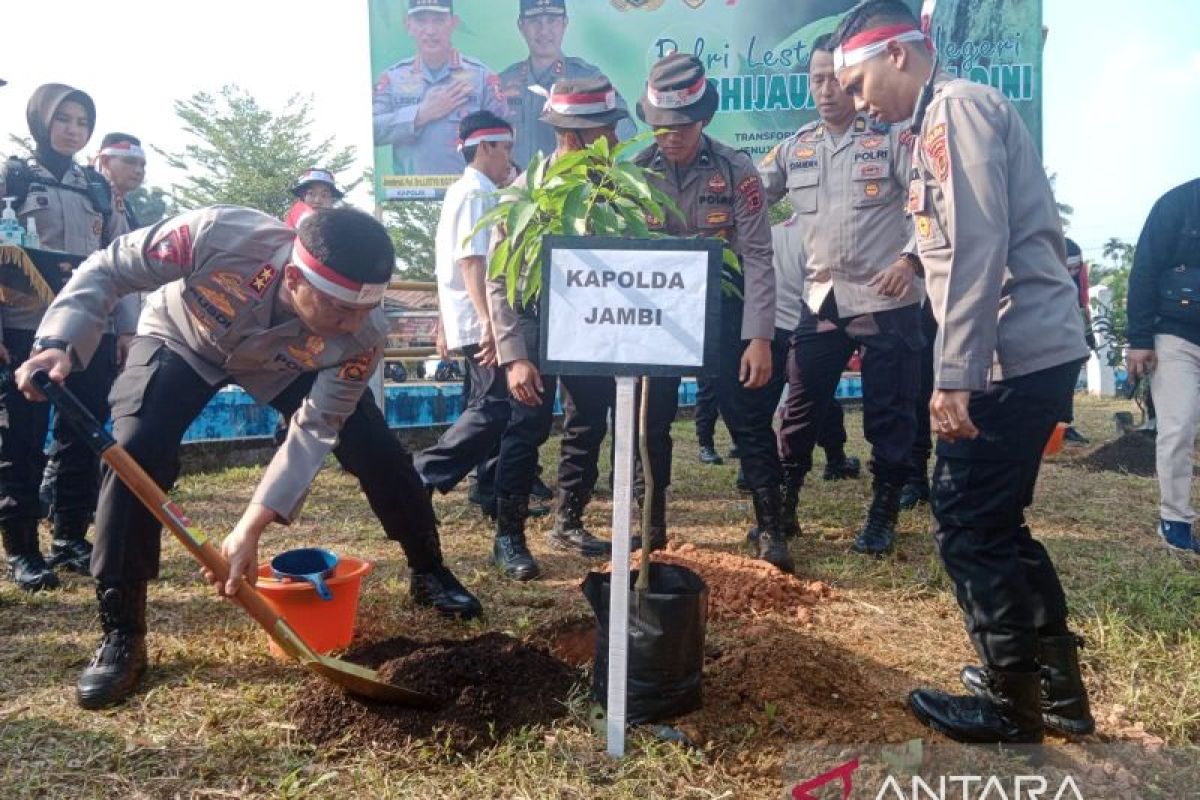 Polda Jambi lakukan penghijauan di kawasan wisata Danau Sipin