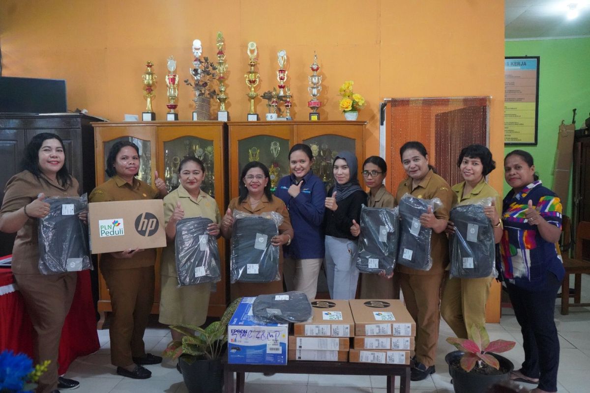PLN UIW MMU salurkan bantuan fasilitas sekolah di Ambon