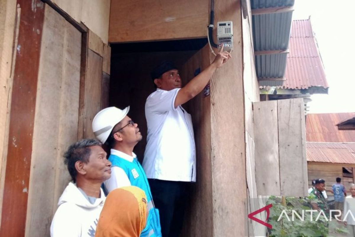 PLN Baubau berikan penyambungan listrik gratis 40 warga kurang mampu