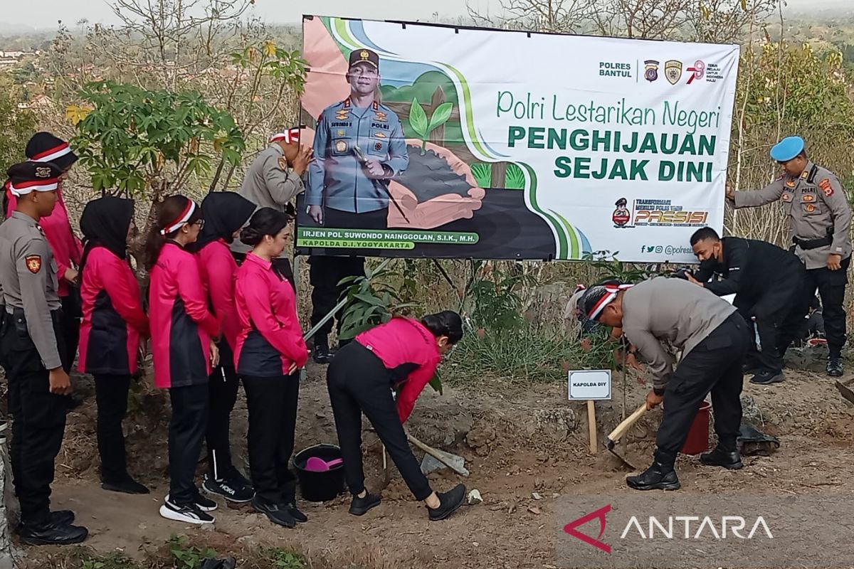 Polda DIY menanam ribuan bibit pohon keras di Bukit Watu Gagak Bantul