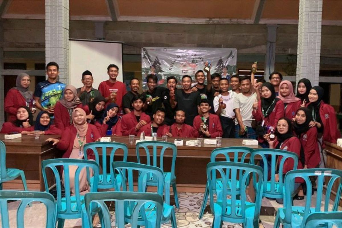 Mahasiswa UM Surabaya kenalkan pestisida tembakau di Lamongan
