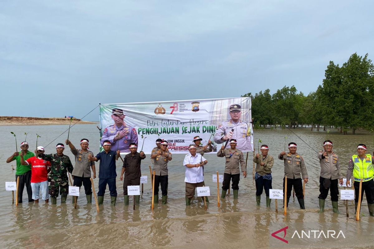 Polres Bangka Barat tanam 1.700 bibit mangrove di pesisir Mentok