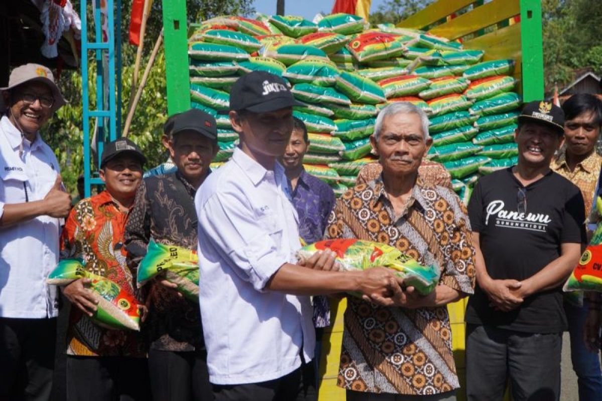 DPP Gunungkidul memberikan bantuan benih padi untuk tujuh kelompok tani