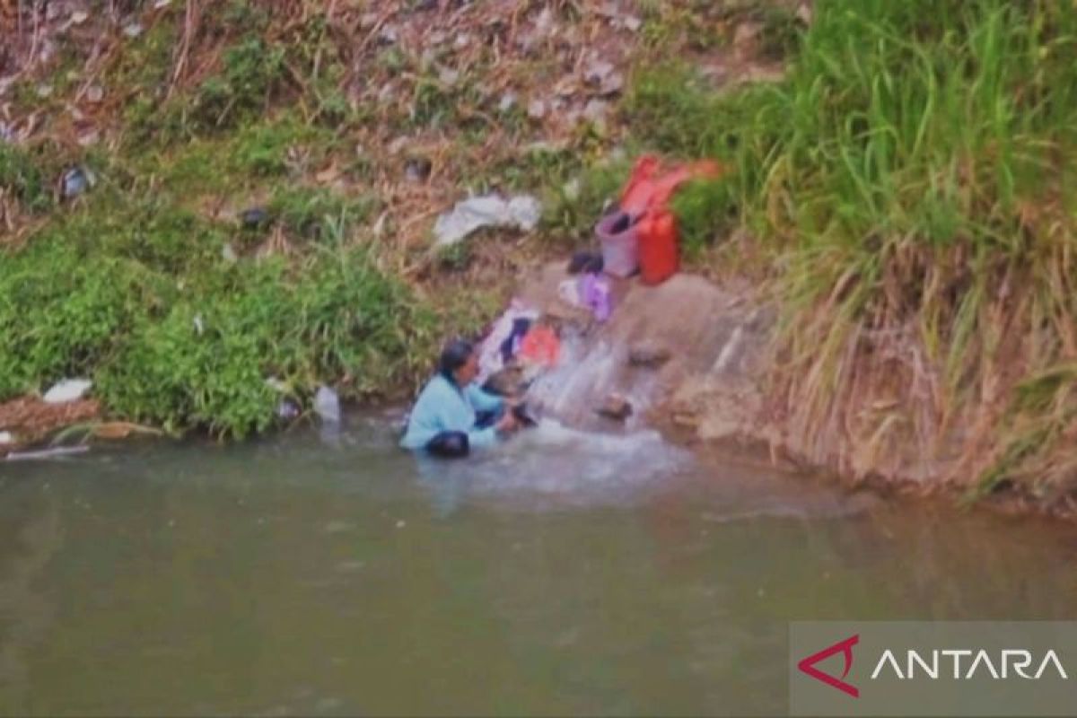 Sumur mengering, warga Negeri Katon mandi- cuci di saluran irigasi
