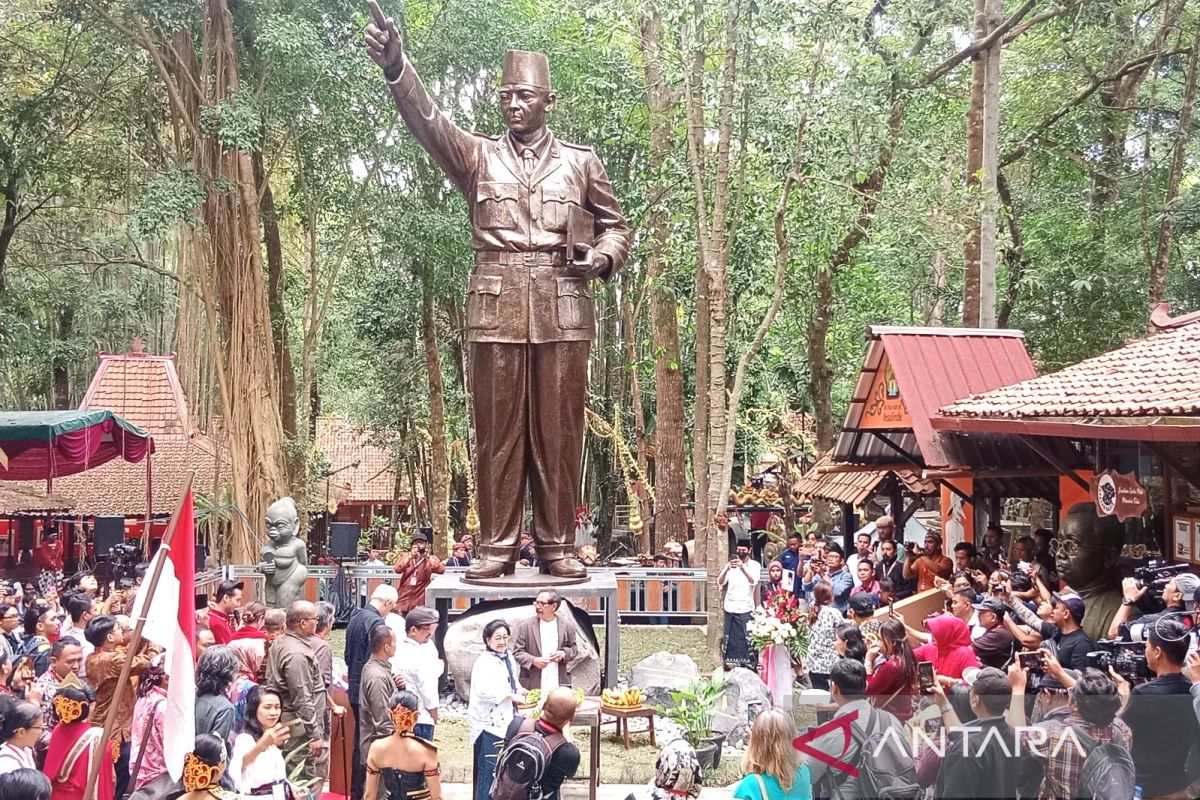 Megawati resmikan patung Bung Karno berukuran raksasa di "Oemah Petruk" Sleman
