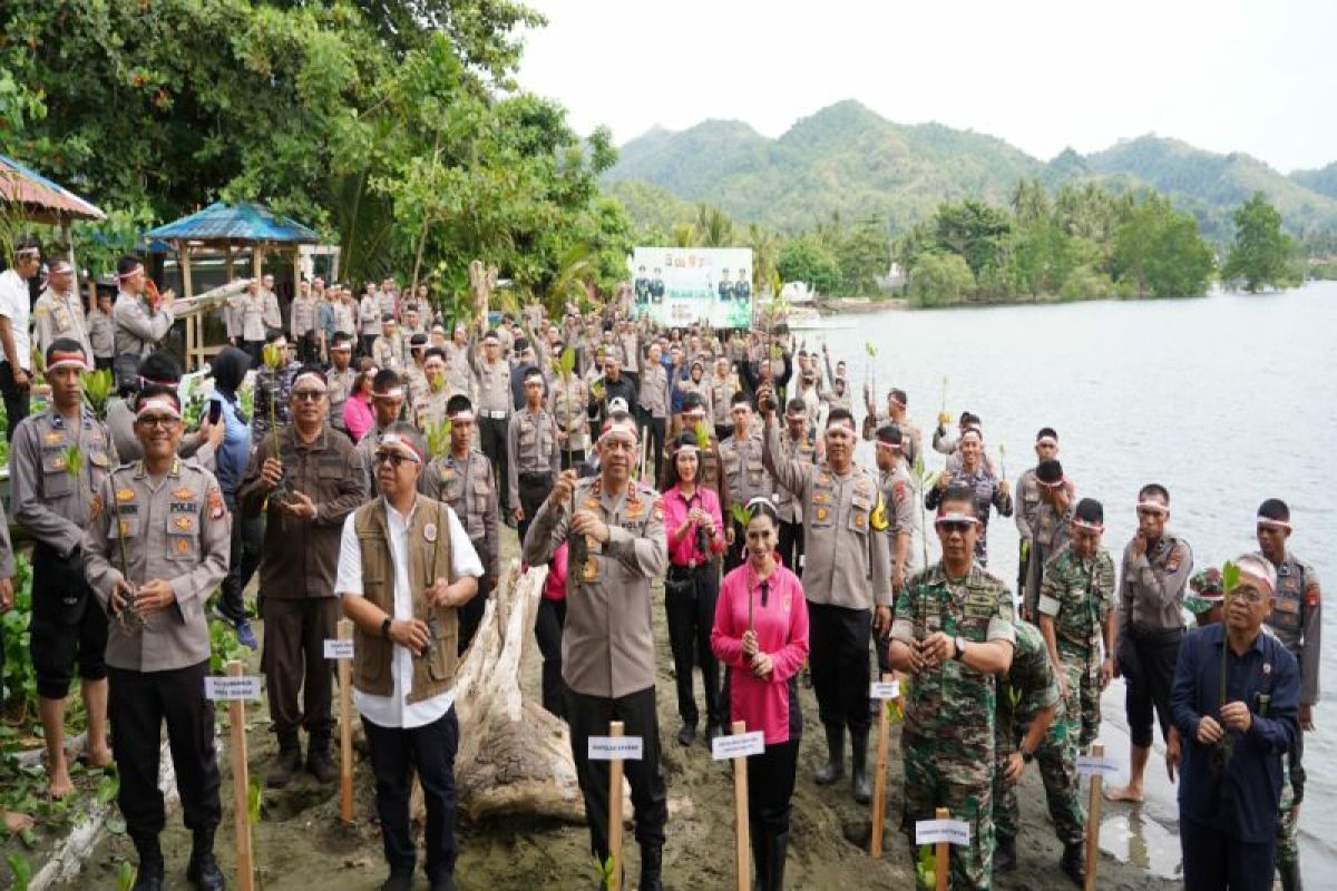 Polres Pasangkayu gelar aksi tanam 1.000 pohon