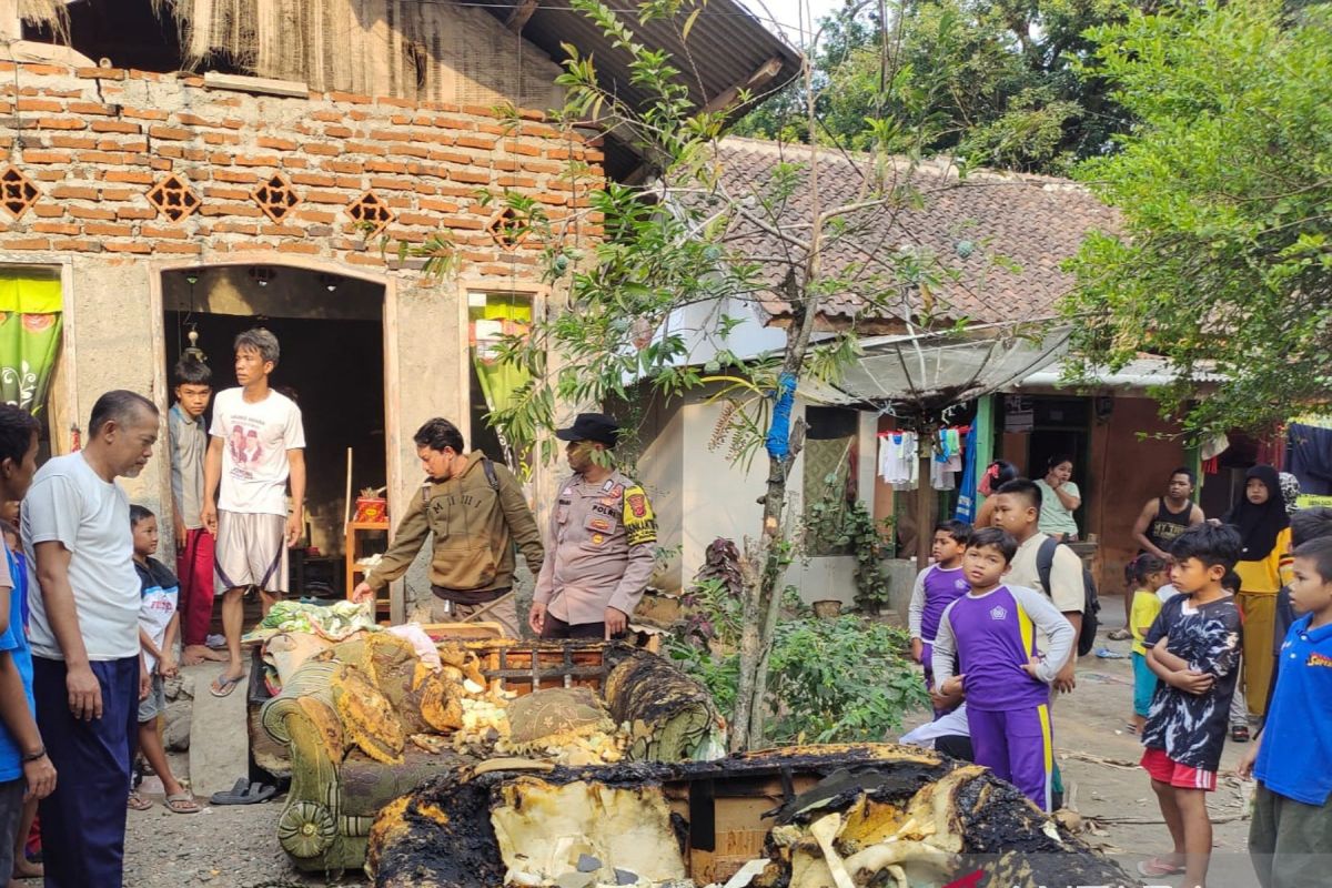 Warga dan bhabinkamtibmas tangkap residivis pembakar rumah orang tua