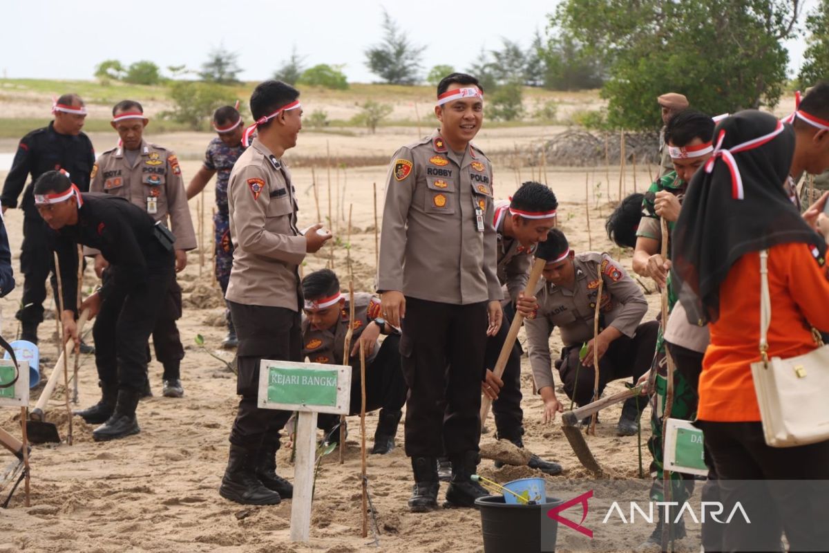 Polres Bangka tanam ribuan mangrove di Pulau Tengkorak